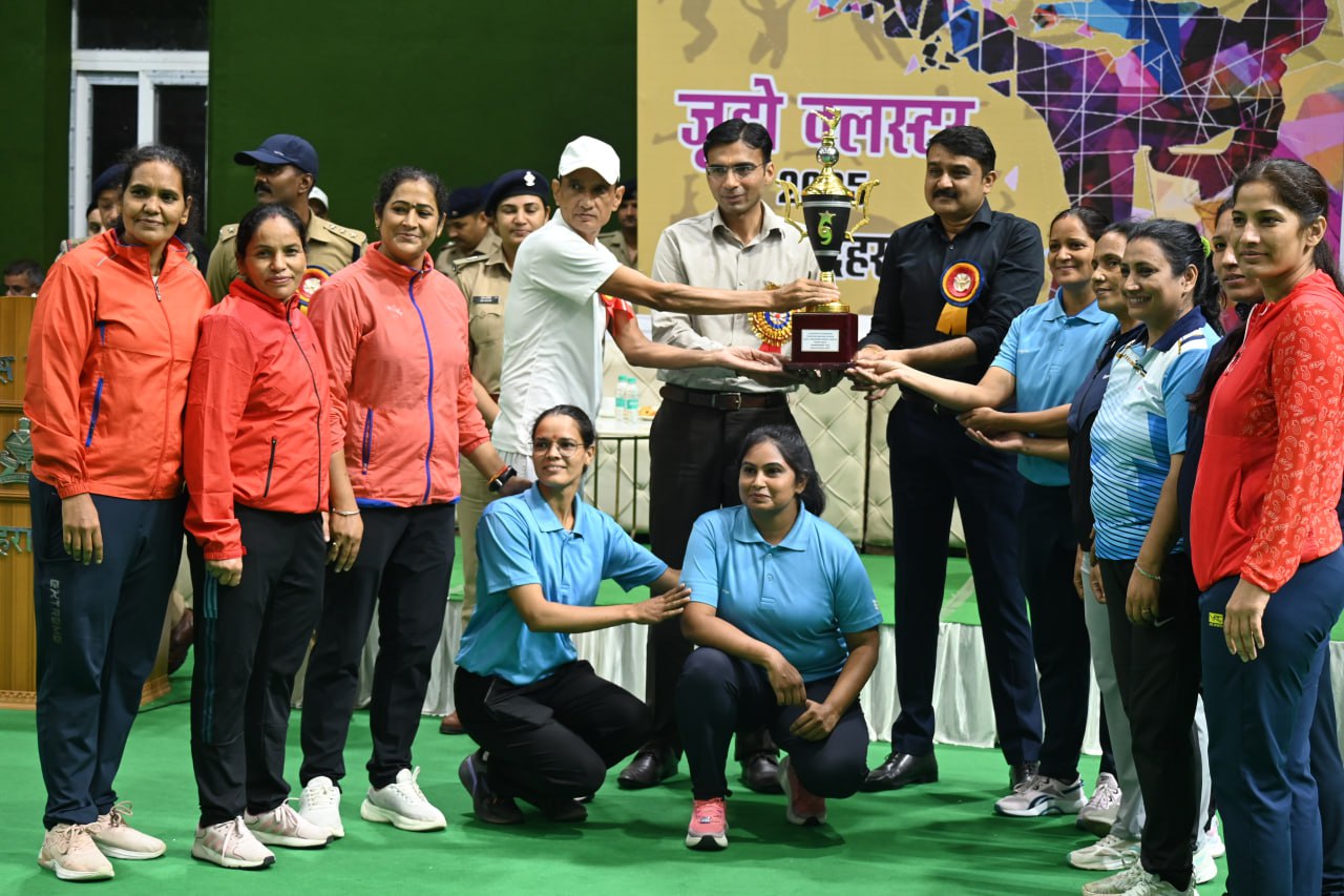 डीएम देहरादून व पुलिस कप्तान ने विजेताओं को प्रदान की ट्रॉफी