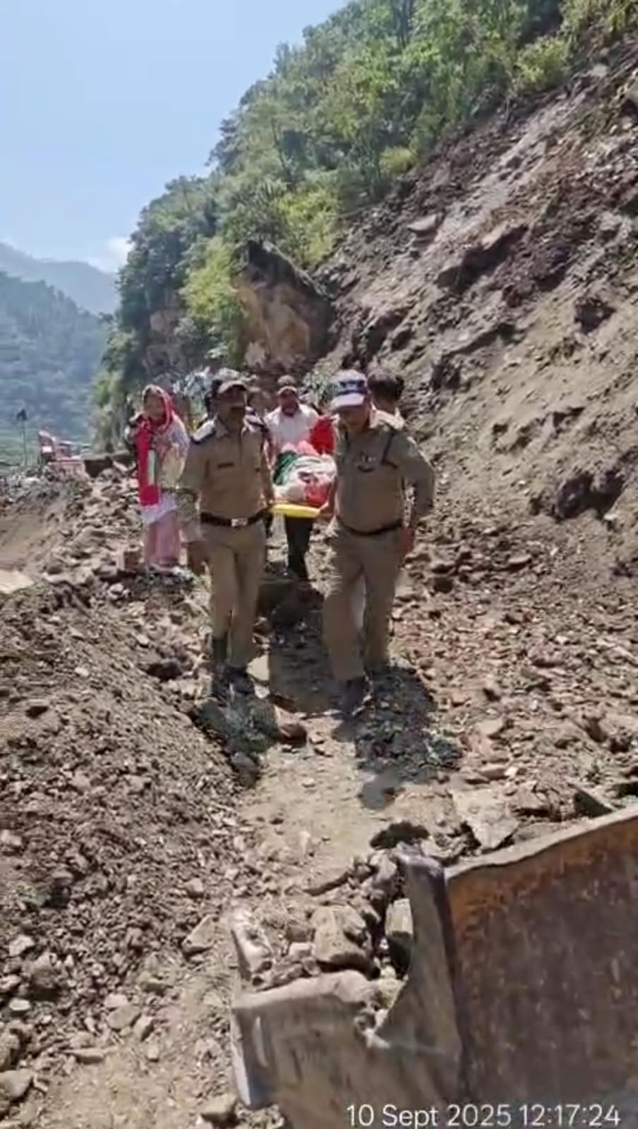 यातायात पुलिस कर्मियों की तत्परता ने बचाई गर्भवती महिला की जान