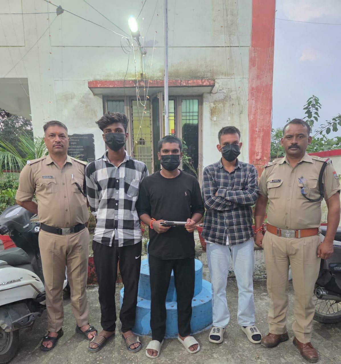 लाइटर नुमा पिस्टल से केक काटकर सोशल मीडिया में डालने वाले 3 युवक को पुलिस ने लिया हिरासत में