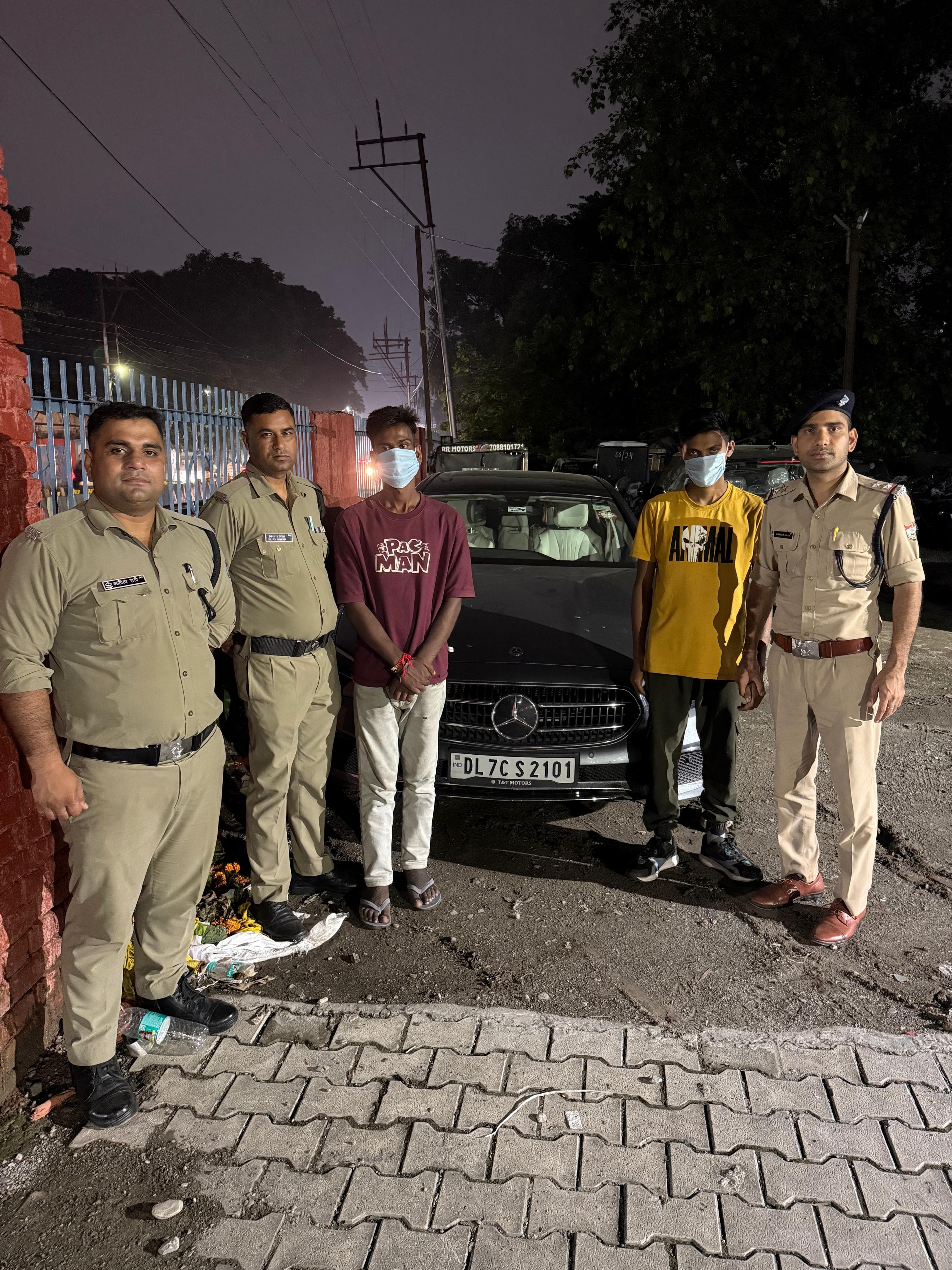 गार्ड को सोता देख उड़ाई मर्सडीज कार, 2 गिरफ्तार