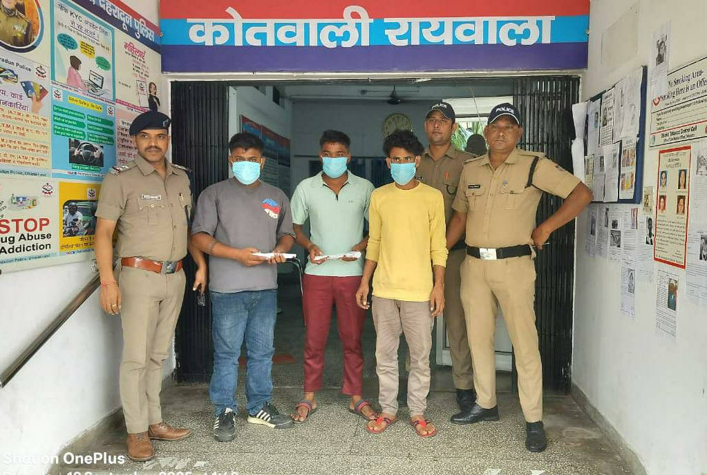 साथियों पर धौंस जमाने को तमंचे से हवा में फायर का वीडियो ने पहुँचाया 3 युवको को सलाखों के पीछे