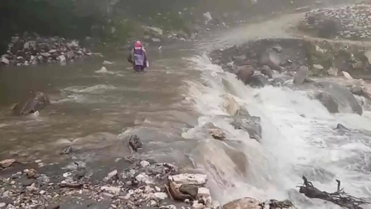 टोंस नदी में उफनते पानी मे बहे 14 लोग, 2 रेस्क्यू, 8 मृत, 4 की तलाश जारी
