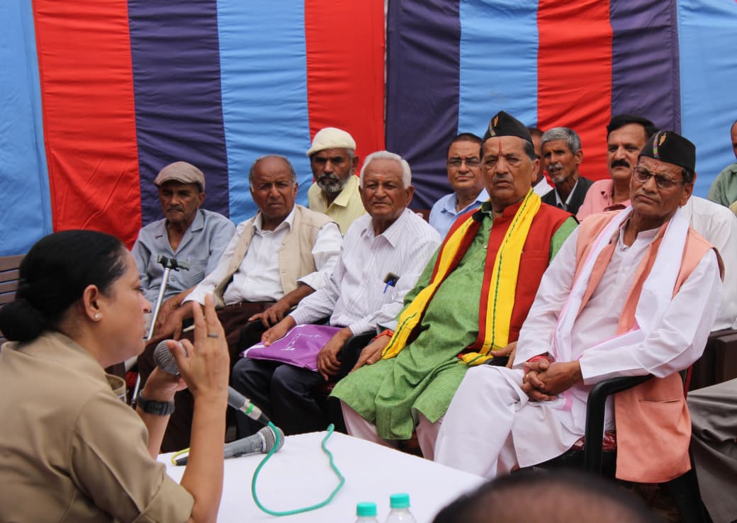 एस पी उत्तरकाशी ने जनजागरुकता चौपाल में सीनियर सीटिजन तथा आमजनमानस को साईबर अपराधों के प्रति किया सजग