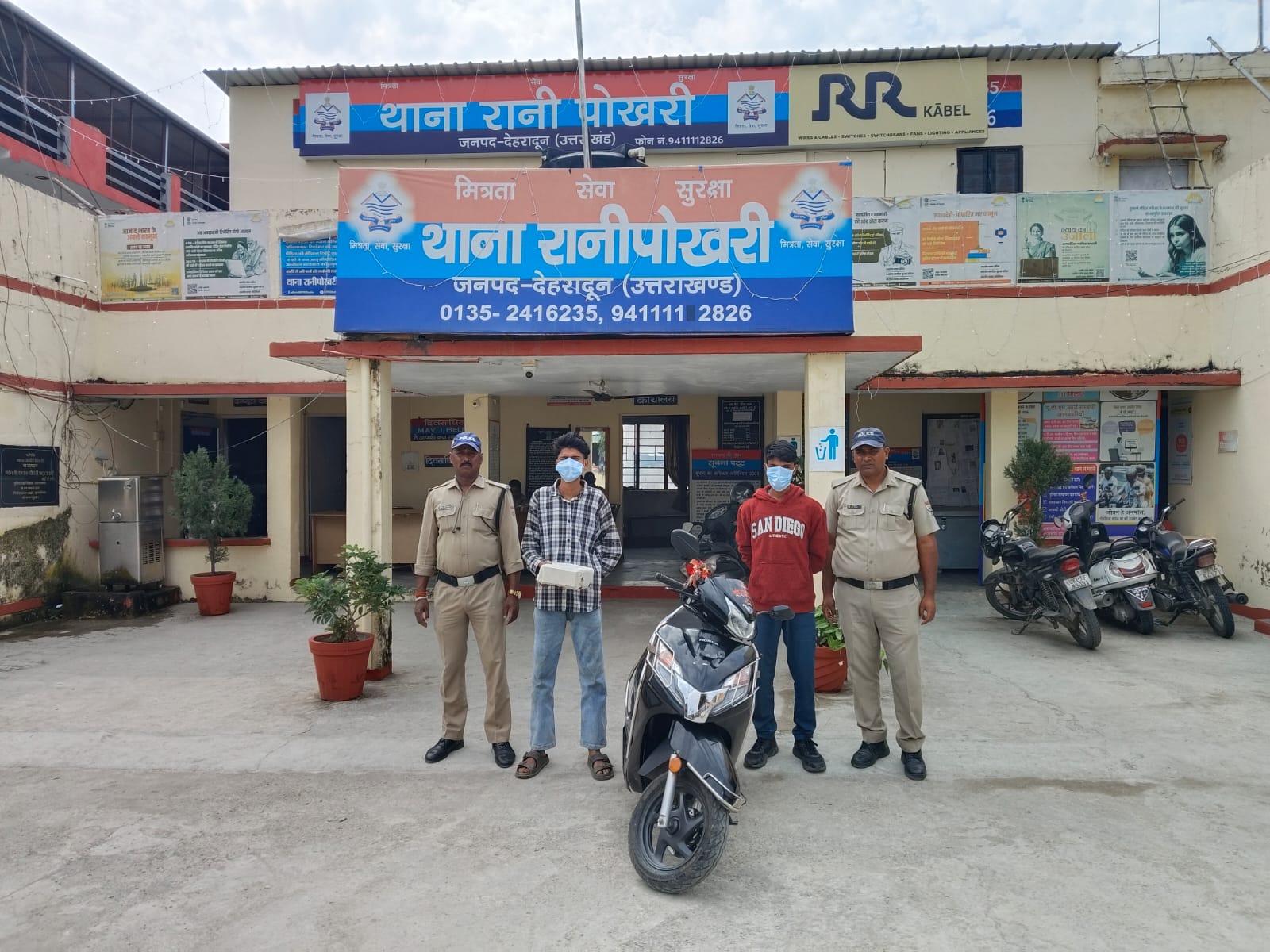 दुकान का ताला तोड़कर सिगरेट व स्कूटी चोरी करने वाले अभियुक्तों को पुलिस ने किया गिरफ्तार