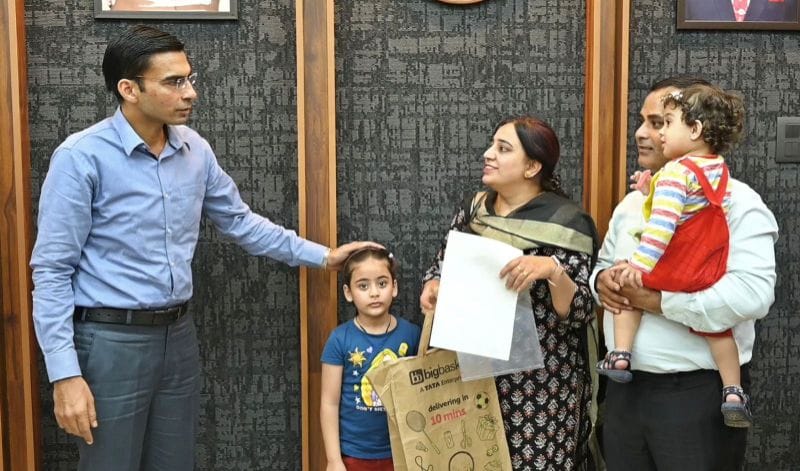 शिक्षिका के चेहरे पर लौटाई डीएम ने मुस्कान, रुका हुआ वेतन करवाया जारी