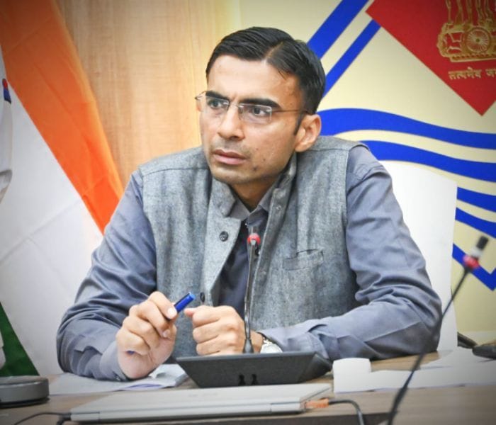 डीएम सविन बंसल का सख्त रुख शस्त्र प्रदर्शन पर किया लाइसेंस निलंबित,निरस्तीकरण प्रक्रिया शुरू