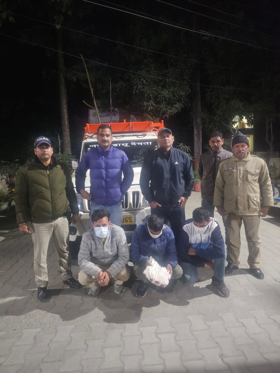 डेढ़ किलो चरस के साथ तीन तस्कर गिरफ्तार