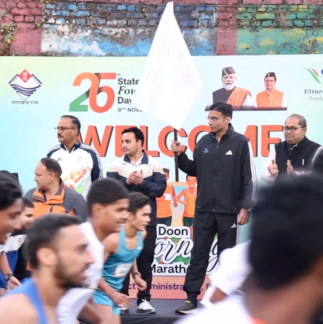 उत्तराखंड राज्य स्थापना दिवस के अवसर पर दून मैराथन को जिलाधिकारी सविन बंसल ने झंडी दिखाकर किया रवाना 
