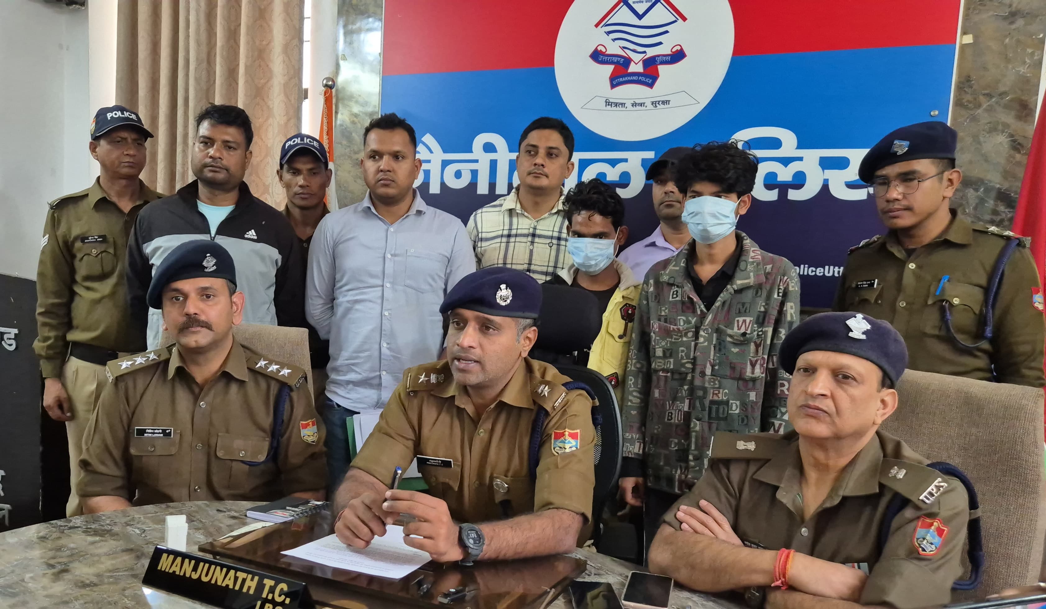 1 किलो से ज्यादा चरस के साथ 2 तस्कर गिरफ्तार