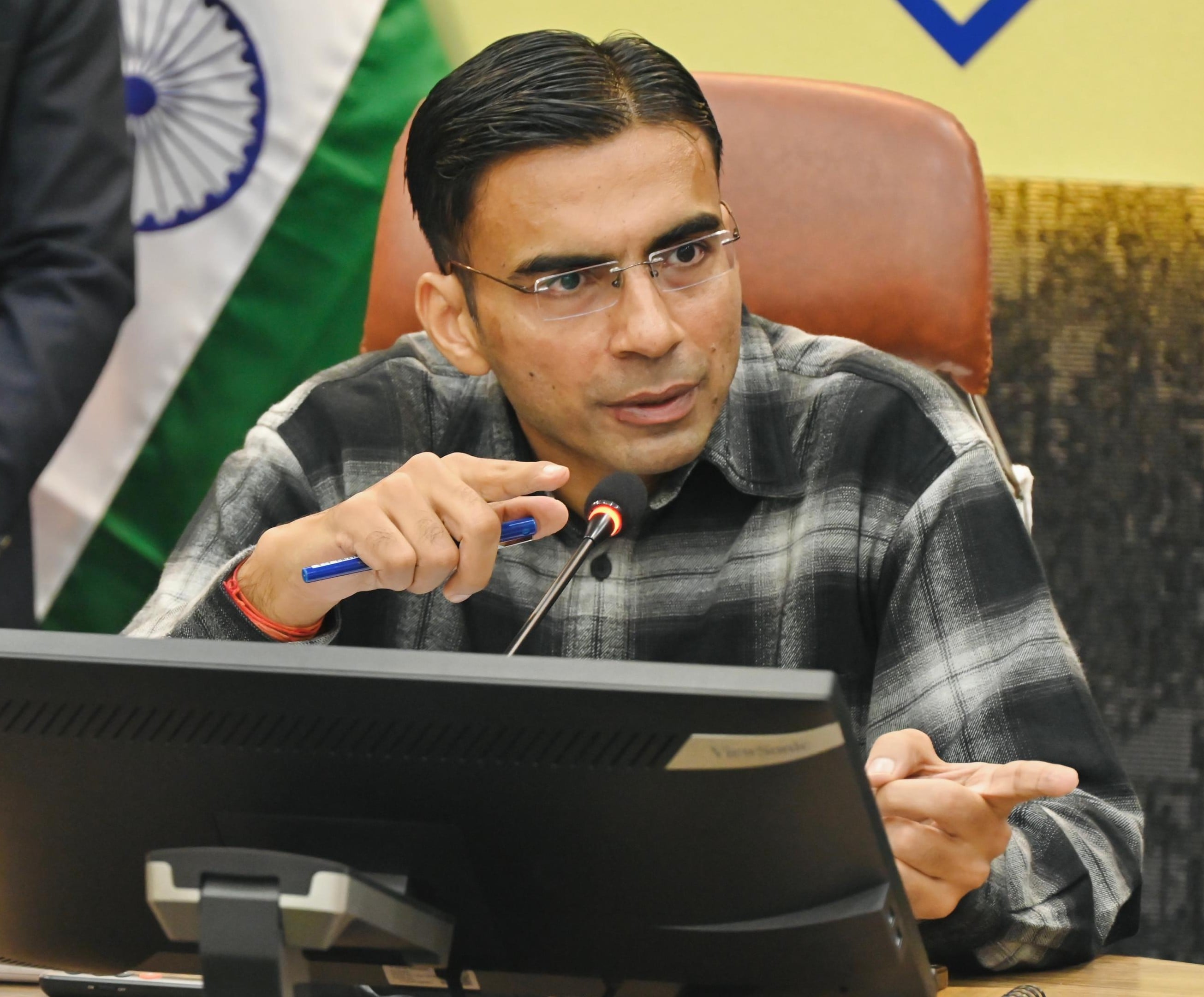 प्रशासन ने 3 बड़े बकायेदारों की संपत्ति की जब्त