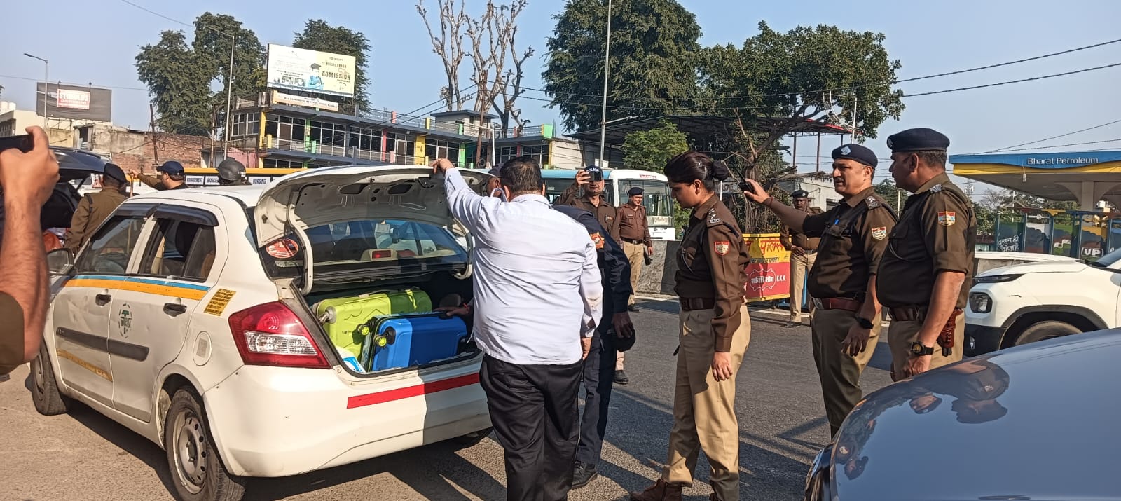 चेक पोस्टो पर दून पुलिस कर रही बाहरी राज्यों के वाहनों व व्यक्तियों की कड़ी चेकिंग