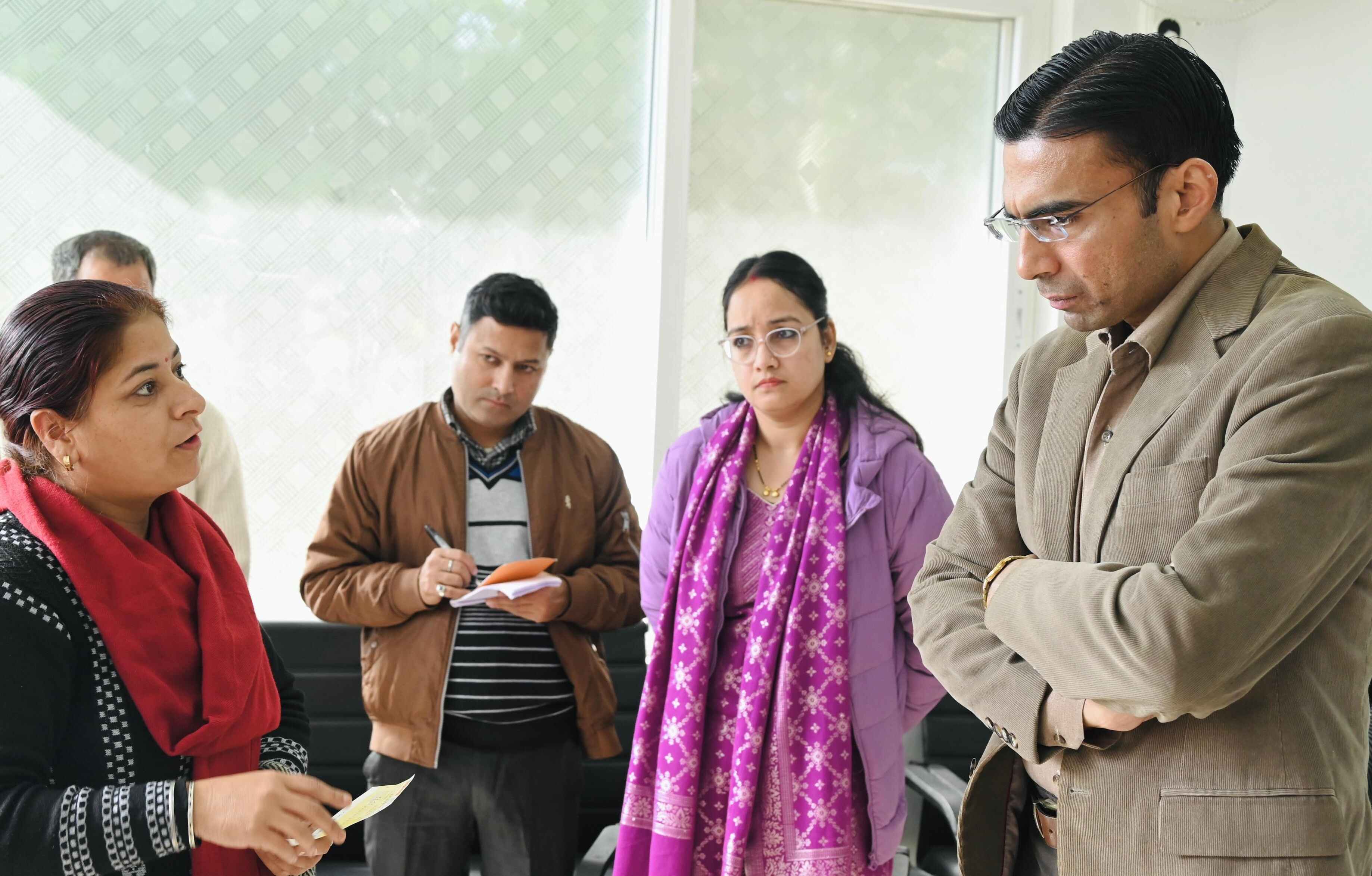 डीएम सविन बंसल की पहल बनी सहारा: रायफल क्लब फंड से 43 जरूरतमंदों को मदद