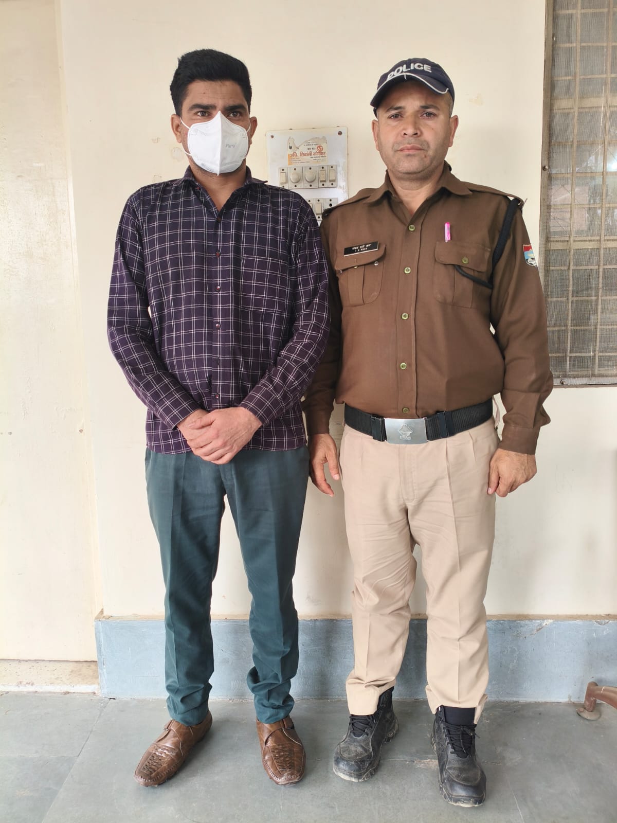 महिला के साथ मारपीट व अभद्रता करने वाले इनामी अपराधी को पुलिस ने किया गिरफ्तार
