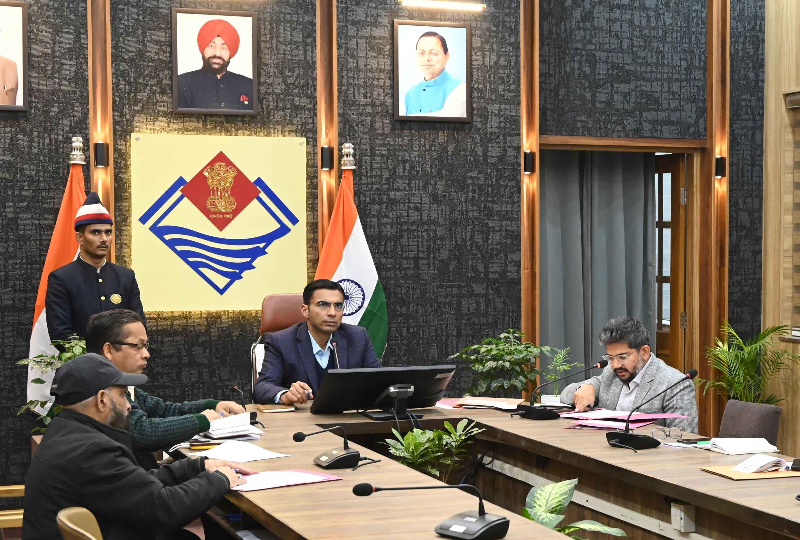 वन्यजीव संवेदनशील क्षेत्रो में गश्ती के लिए वन विभाग को डीएम ने दिए अतिरिक्त वाहन व मैनपावर