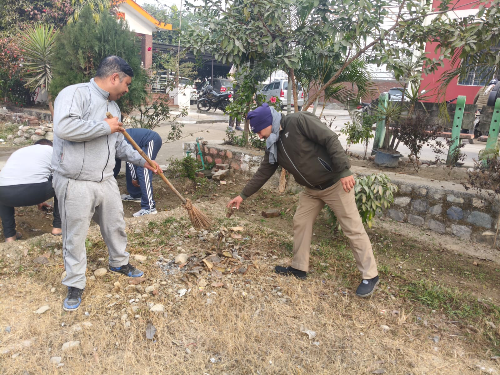 जनपद के सभी थाना-चौकियों के कर्मियों ने अपने-अपने कार्यालय के परिसर में किया श्रमदान