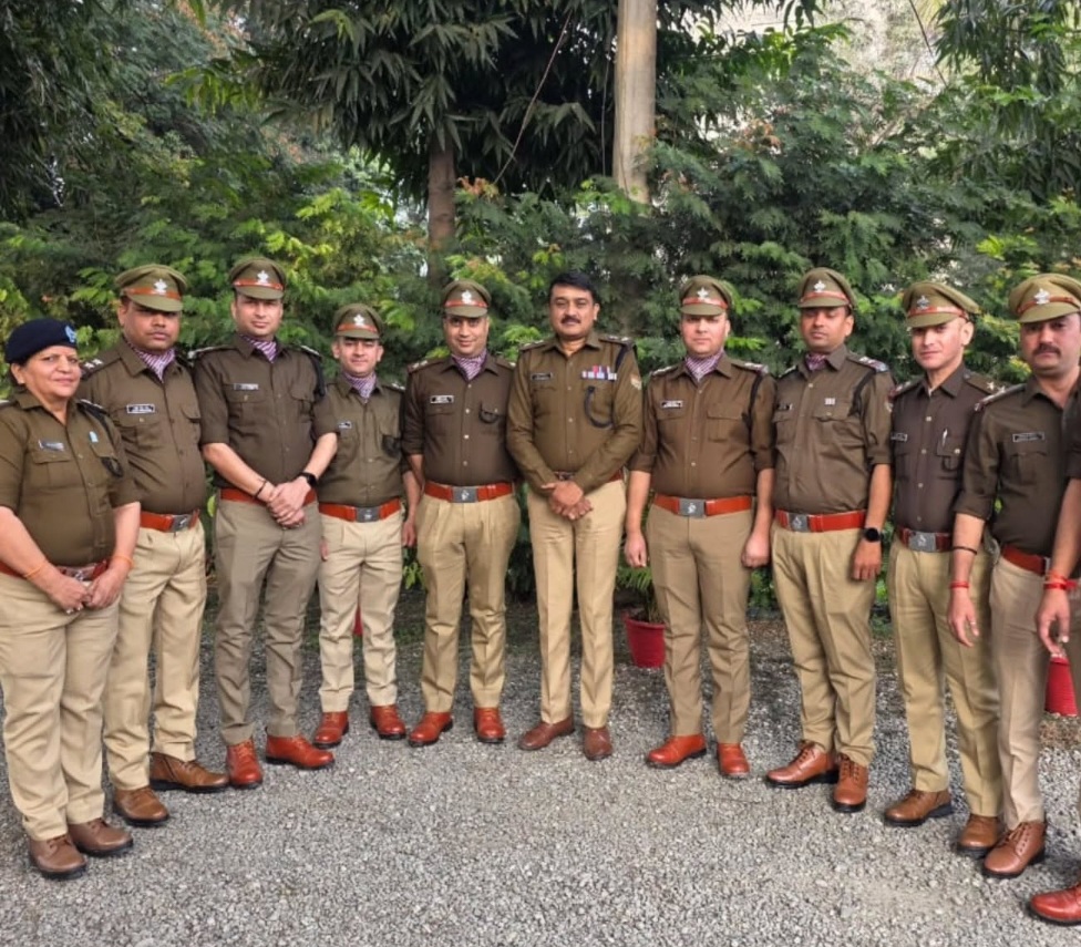 एसएसपी देहरादून ने पदोन्नति हुए 31 पुलिसकर्मियों को पहनाए सितारें