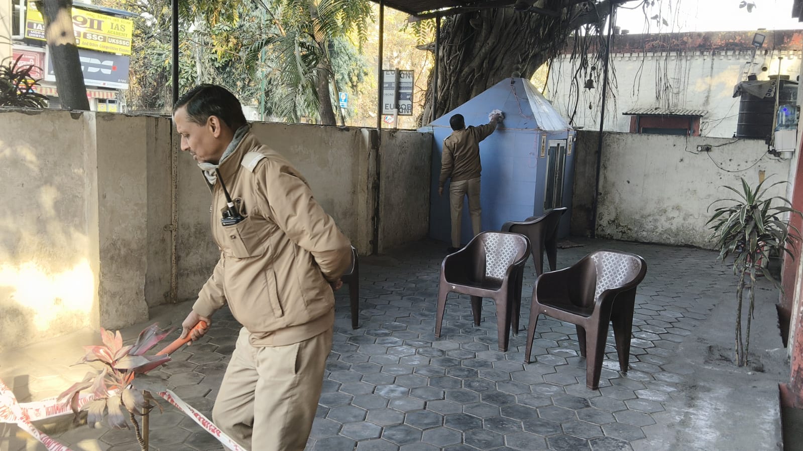 पुलिस कर्मियों ने की अपने-अपने कार्यस्थलों की साफ सफाई