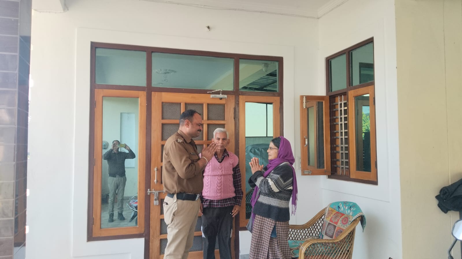 सुरक्षा के साथ अपनापन: दून पुलिस ने सीनियर सिटीजन से मिलकर जाना हालचाल
