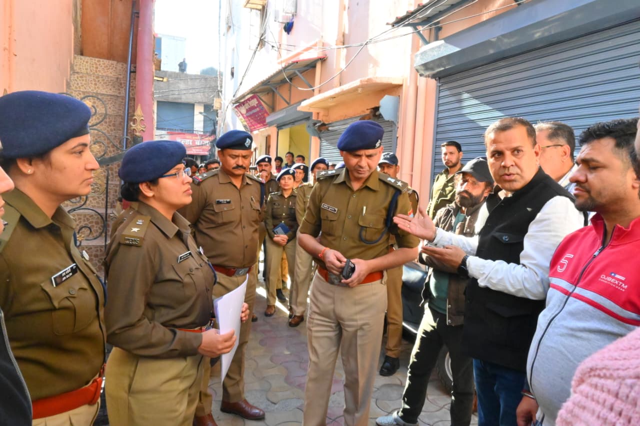 देहरादून में युवती की हत्या: पीड़ित परिवार से मिलीं एसपी मुख्यालय, निष्पक्ष जांच का आश्वासन