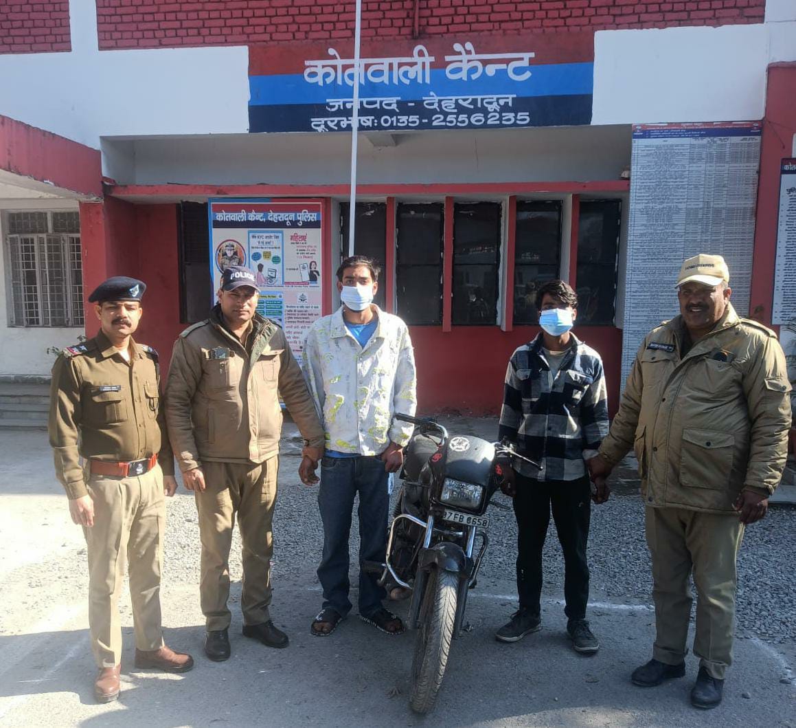 महिला से मोबाइल झपटने वाला 2 गिरफ्तार