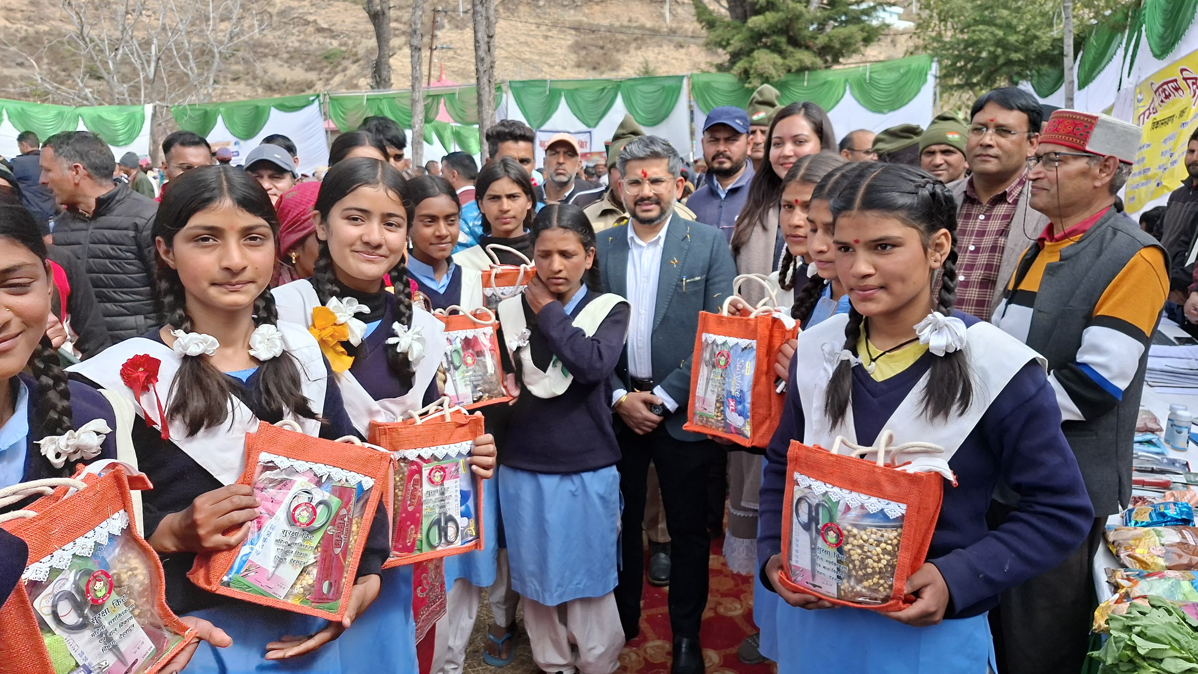 जन के बीच पहुँचा प्रशासन, ग्राम पंचायत दसऊ में सीडीओ ने सुनी जनसमस्या