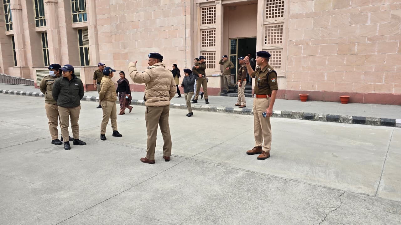 ई-मेल से मिली धमकी पर दून पुलिस का त्वरित एक्शन,न्यायालय परिसर सुरक्षित घोषित