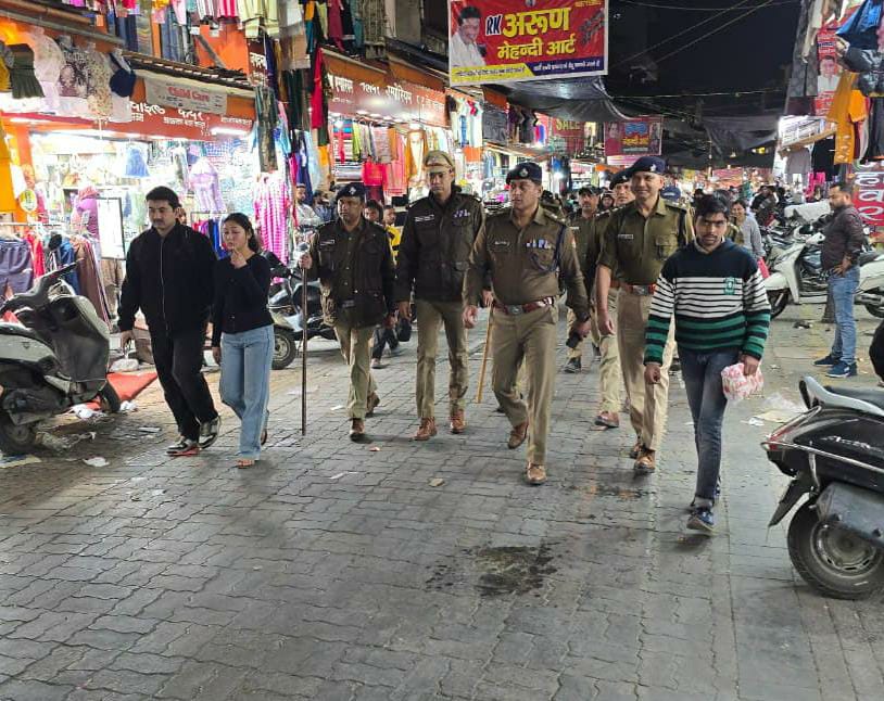 एसएसपी देहरादून ने पलटन बाजार का पैदल भ्रमण कर लिया पुलिस व्यवस्थाओं का जायजा