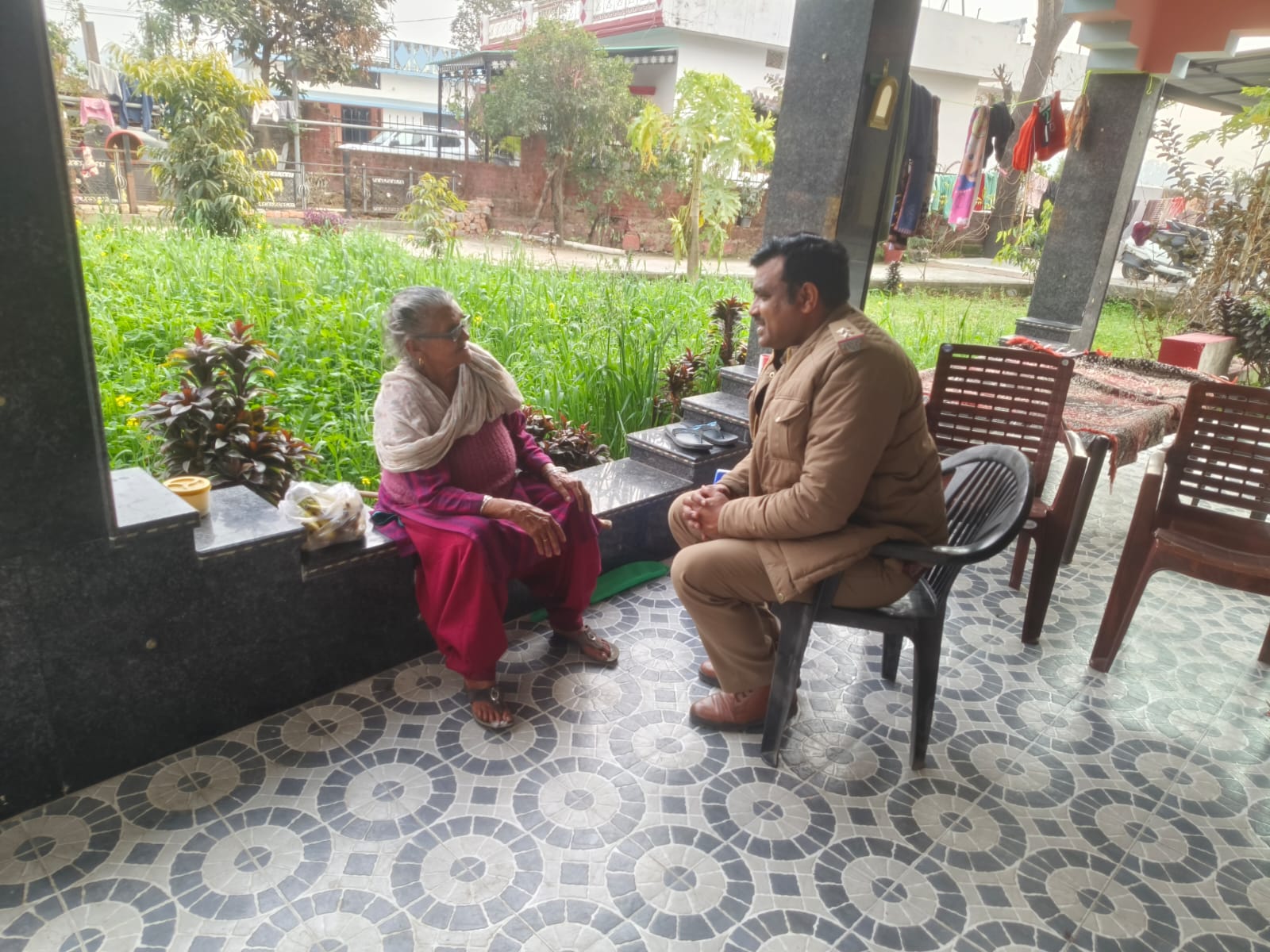 दून पुलिस का संवेदनशील कदम: बुजुर्गों के द्वार पहुंची सुरक्षा, भरोसे की मिसाल बनी पुलिस