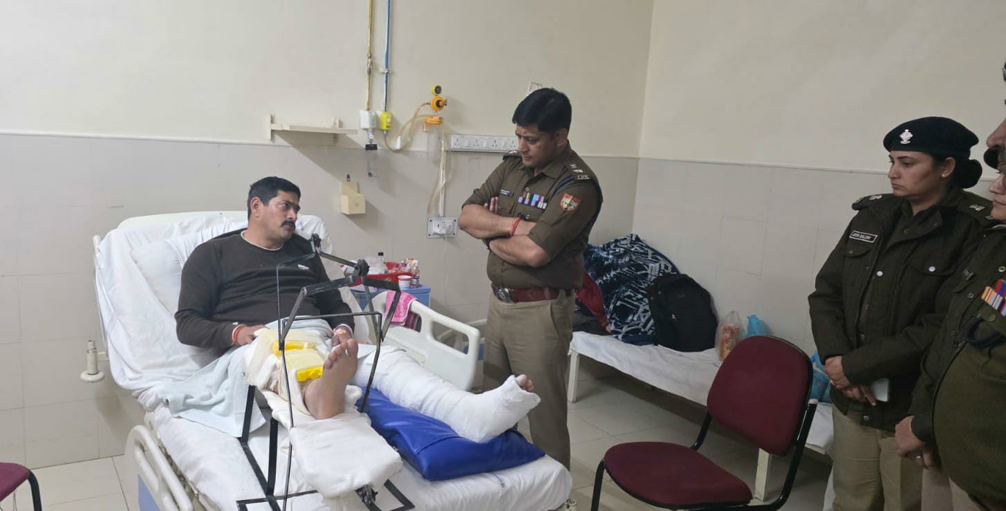 एसएसपी प्रमेंद्र डोबाल ने घायल उपनिरीक्षक के उपचार की खुद ली जानकारी