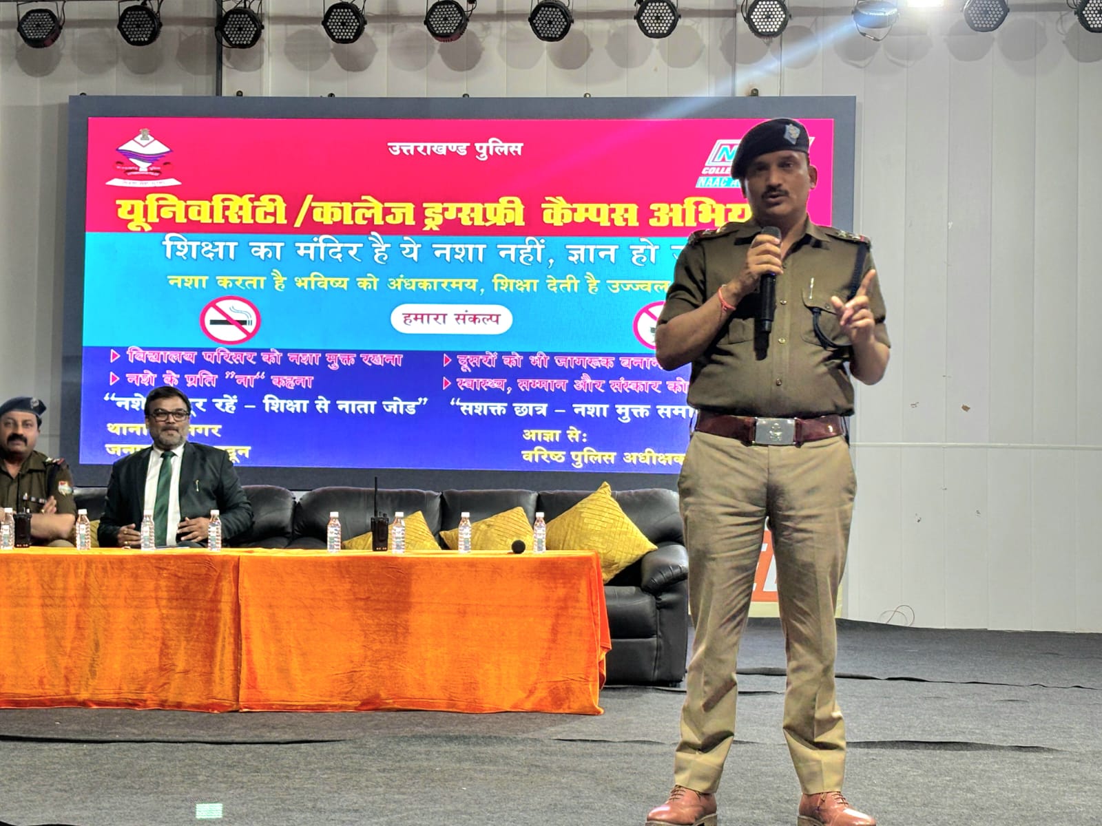 दून पुलिस की जागरूकता पाठशाला: युवा पीढ़ी को साइबर अपराध और नशे से बचाव का संदेश