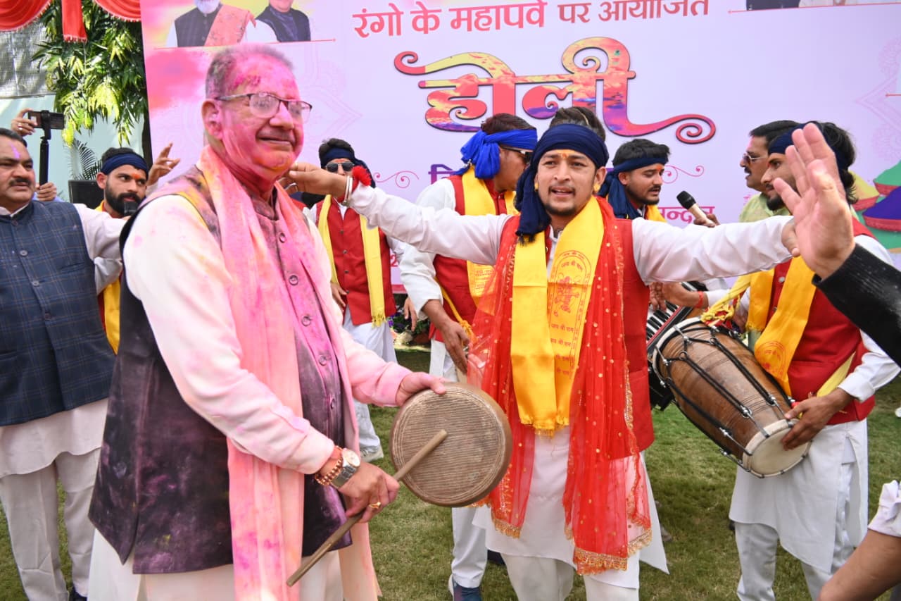 पारंपरिक रंगों और लोकधुनों के साथ मंत्री गणेश जोशी के आवास पर सजी होली की महफ़िल
