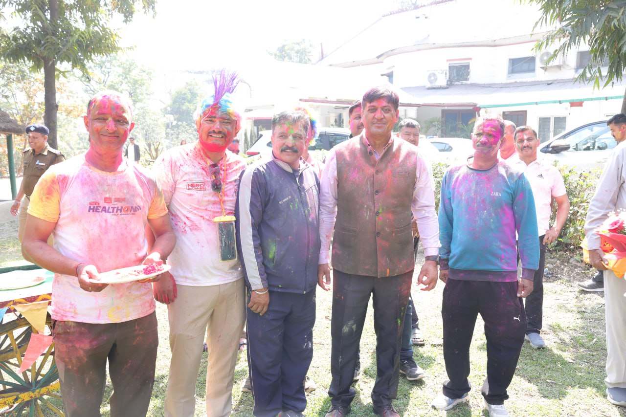 दून पुलिस परिवार संग एसएसपी ने मनाई रंगों भरी होली