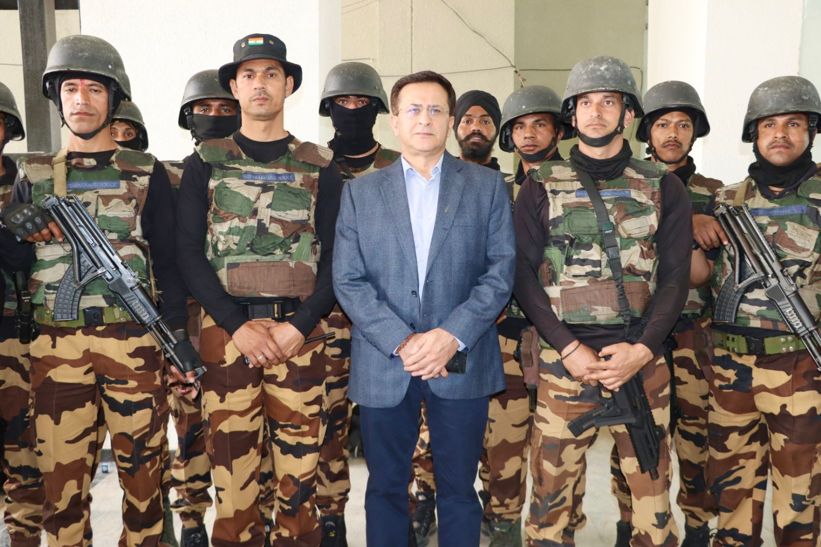 विधानसभा बजट सत्र के दौरान सुरक्षा व्यवस्था को लेकर तैनात पुलिस बल का मनोबल बढ़ाने पहुंचे डीजीपी