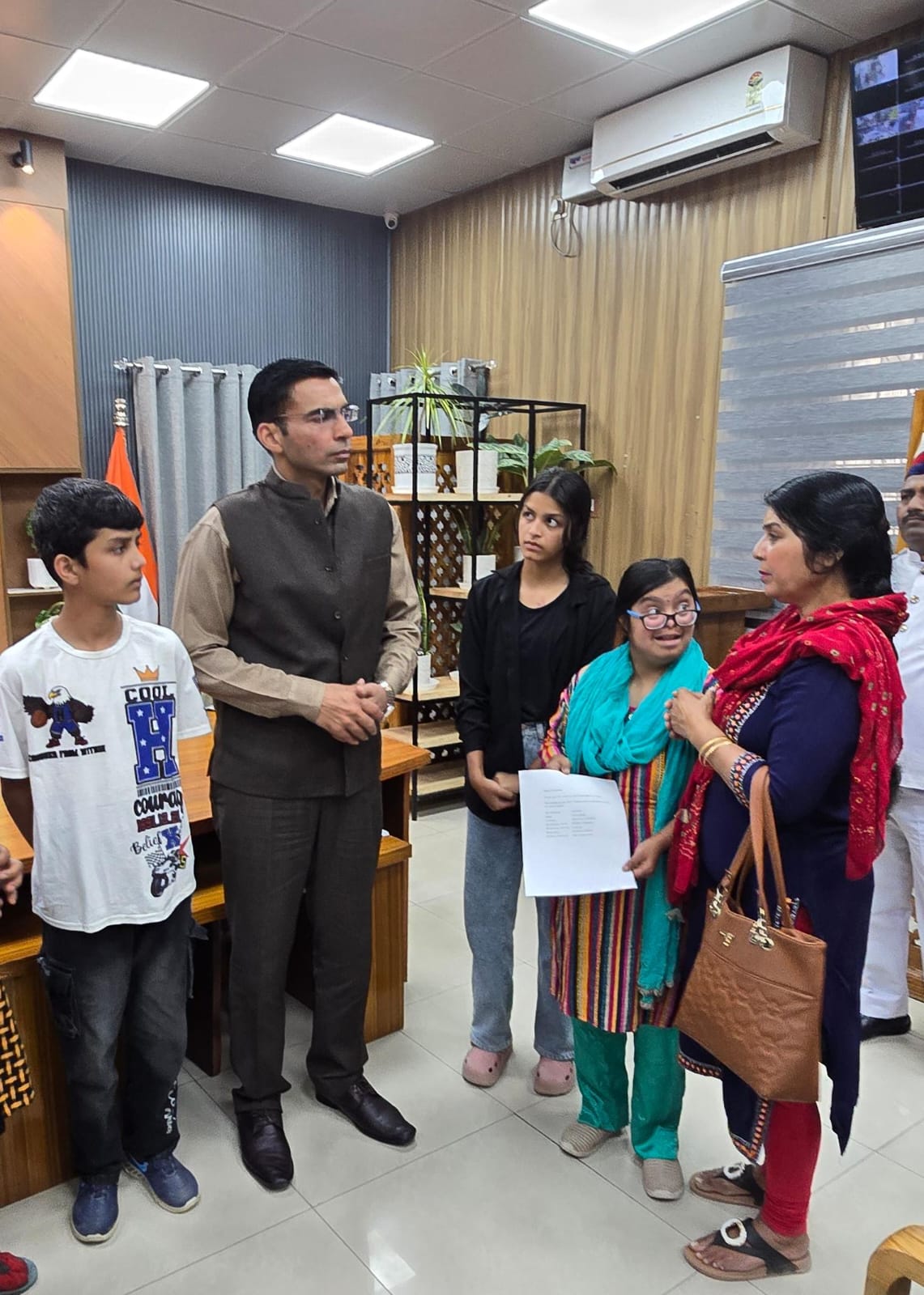 कमजोर आर्थिकी से जूझ रही दिव्यांग बच्चो की माताओं को डीएम ने प्रदान की 1-1 लाख रूपये की सहायता राशि