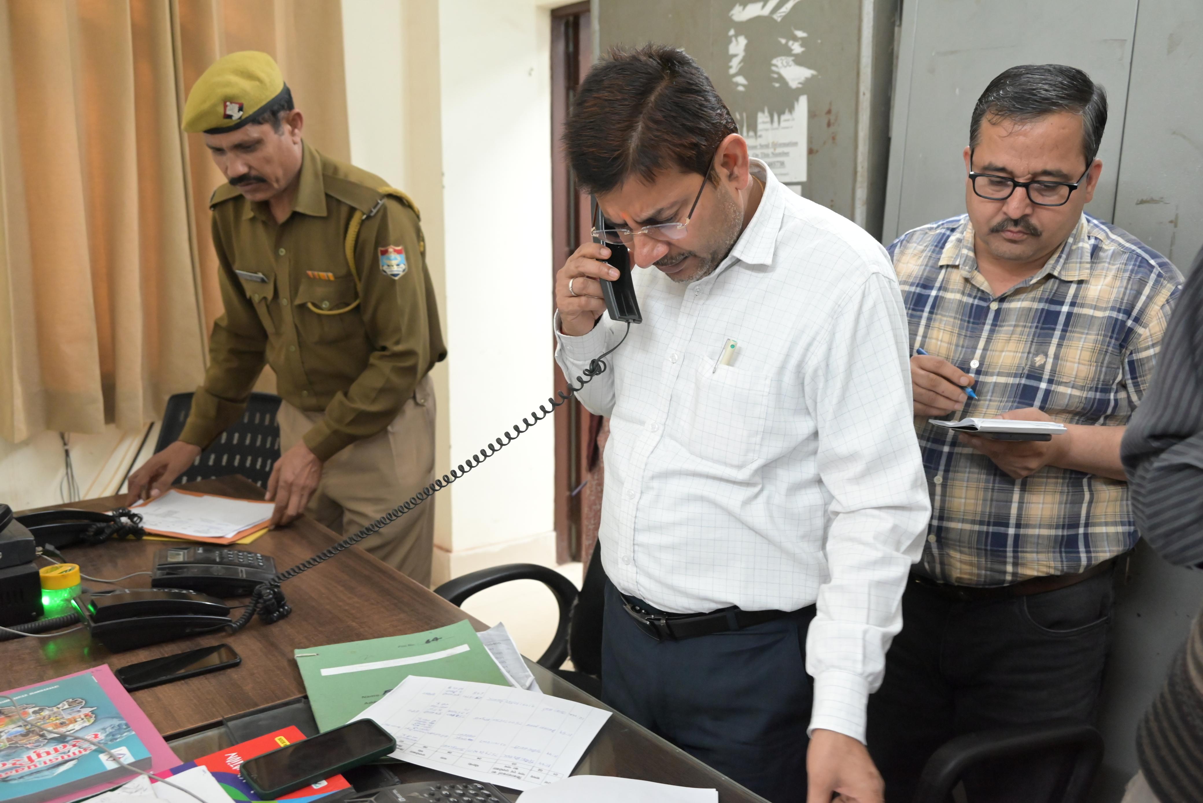 एलपीजी गैस की कालाबाजारी पर डीएम सविन बंसल की कड़ी कार्रवाई