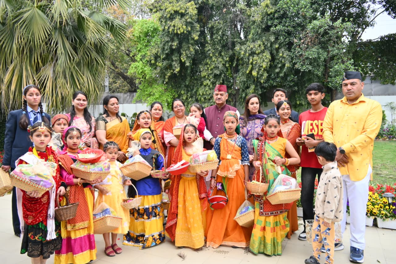 गणेश जोशी ने परिवार व छोटे बच्चों संग मनाया लोकपर्व फूलदेई