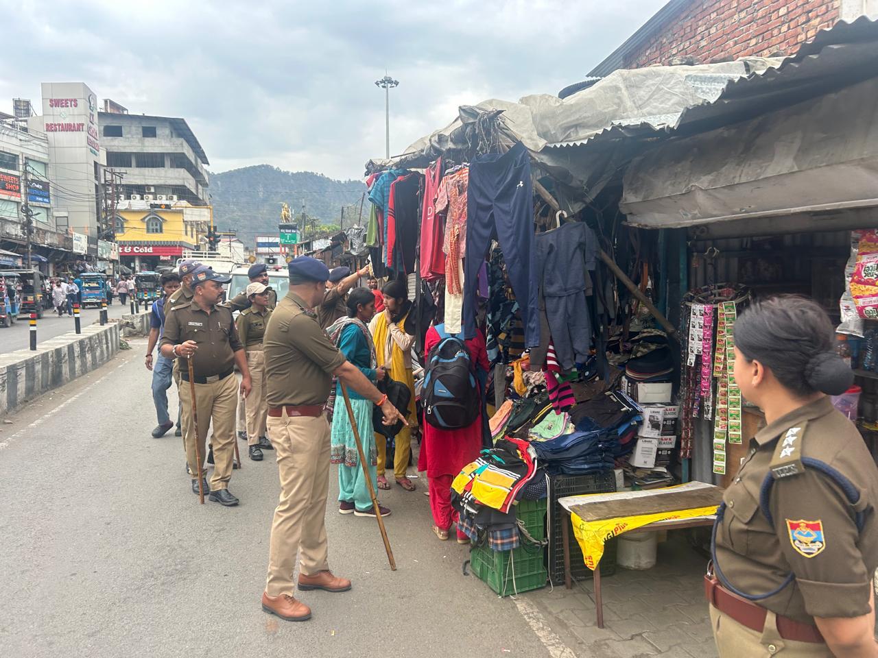 नवरात्रि और ईद के दृष्टिगत बाजारों में पुलिस की सख्ती की पैदल गश्त