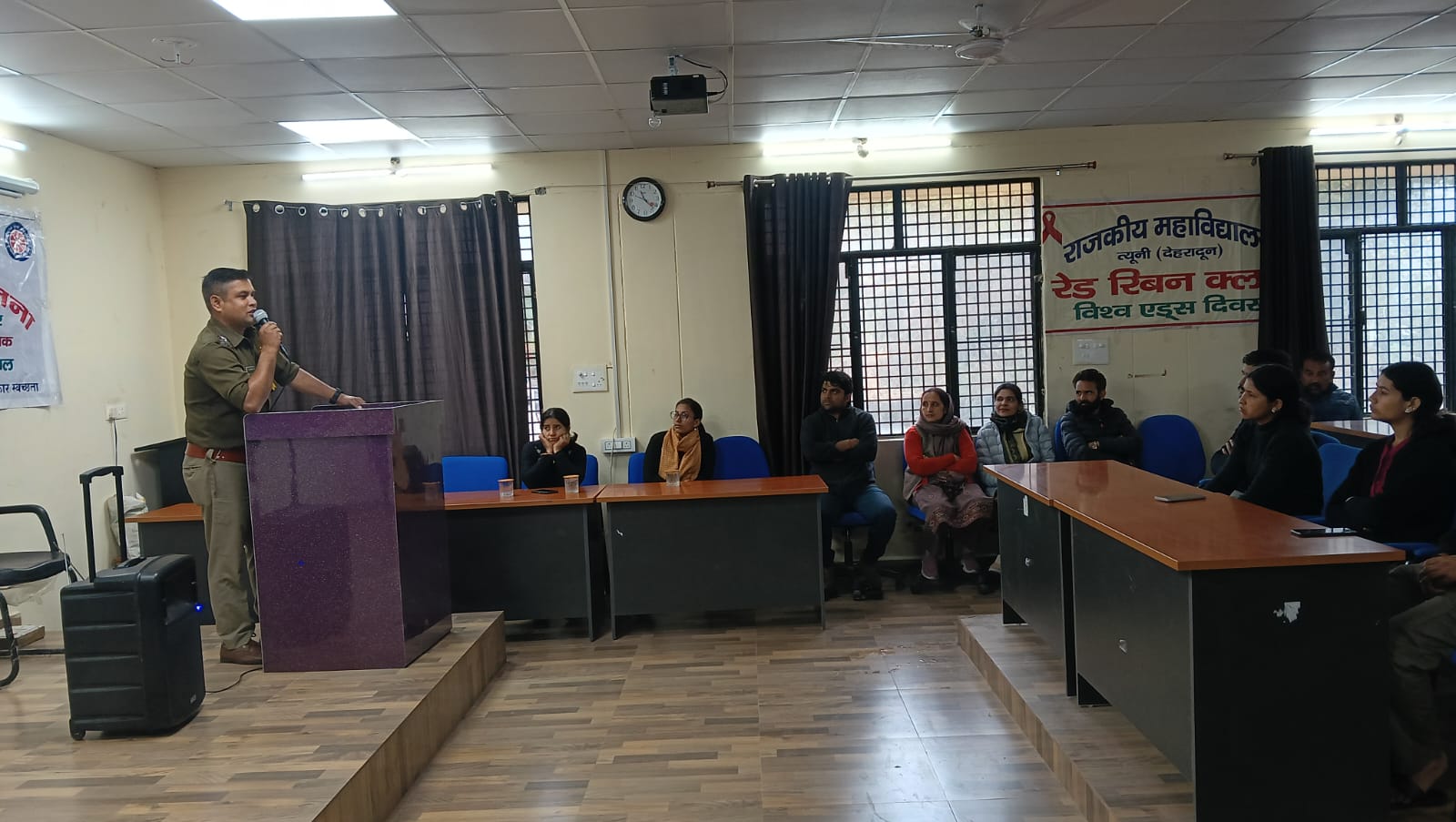 दून पुलिस की जागरूकता पहल:स्कूलों में पहुंचकर छात्रों को सिखाए सुरक्षा और सतर्कता के गुर