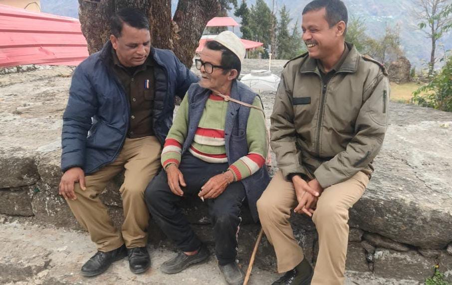 खाकी ने जाना बुजुर्गों का हाल,आत्मीयता से खुश हुए बुजुर्ग