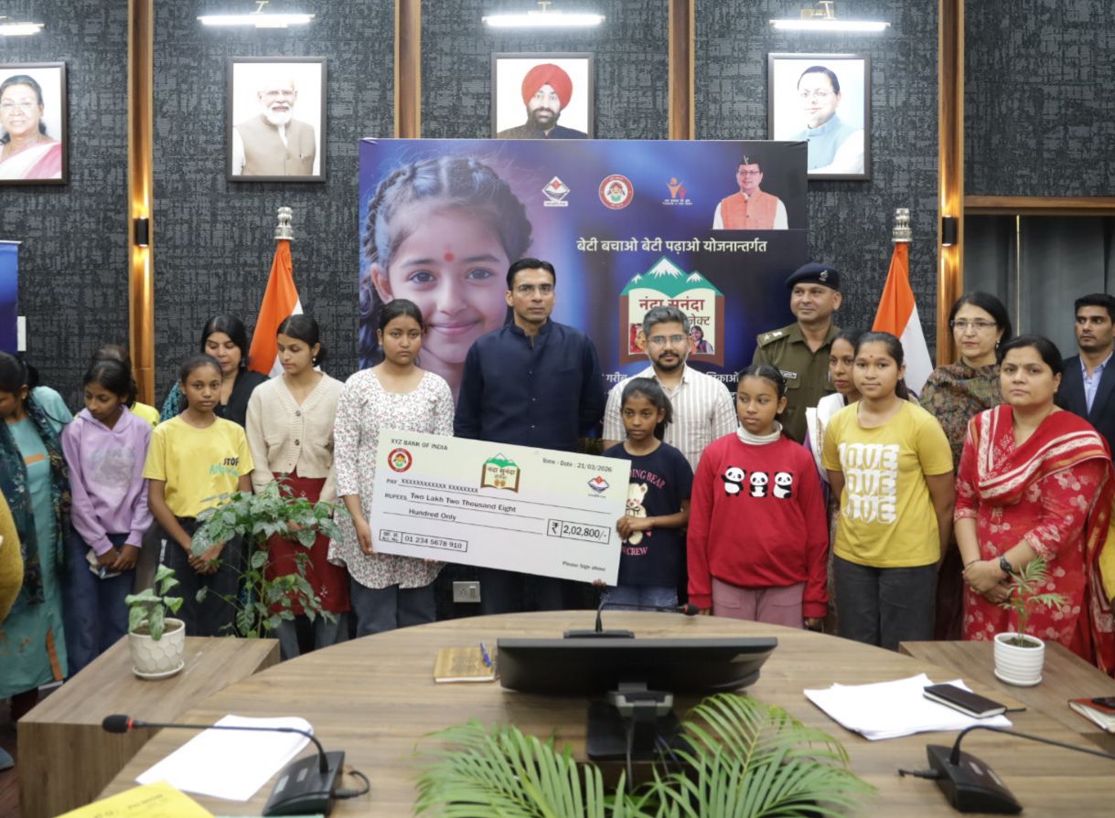 नवरात्र में बेटियों को नई उड़ान:डीएम सविन बंसल ने 10 बालिकाओं की शिक्षा फिर से शुरू कर भरी उम्मीद की उड़ान