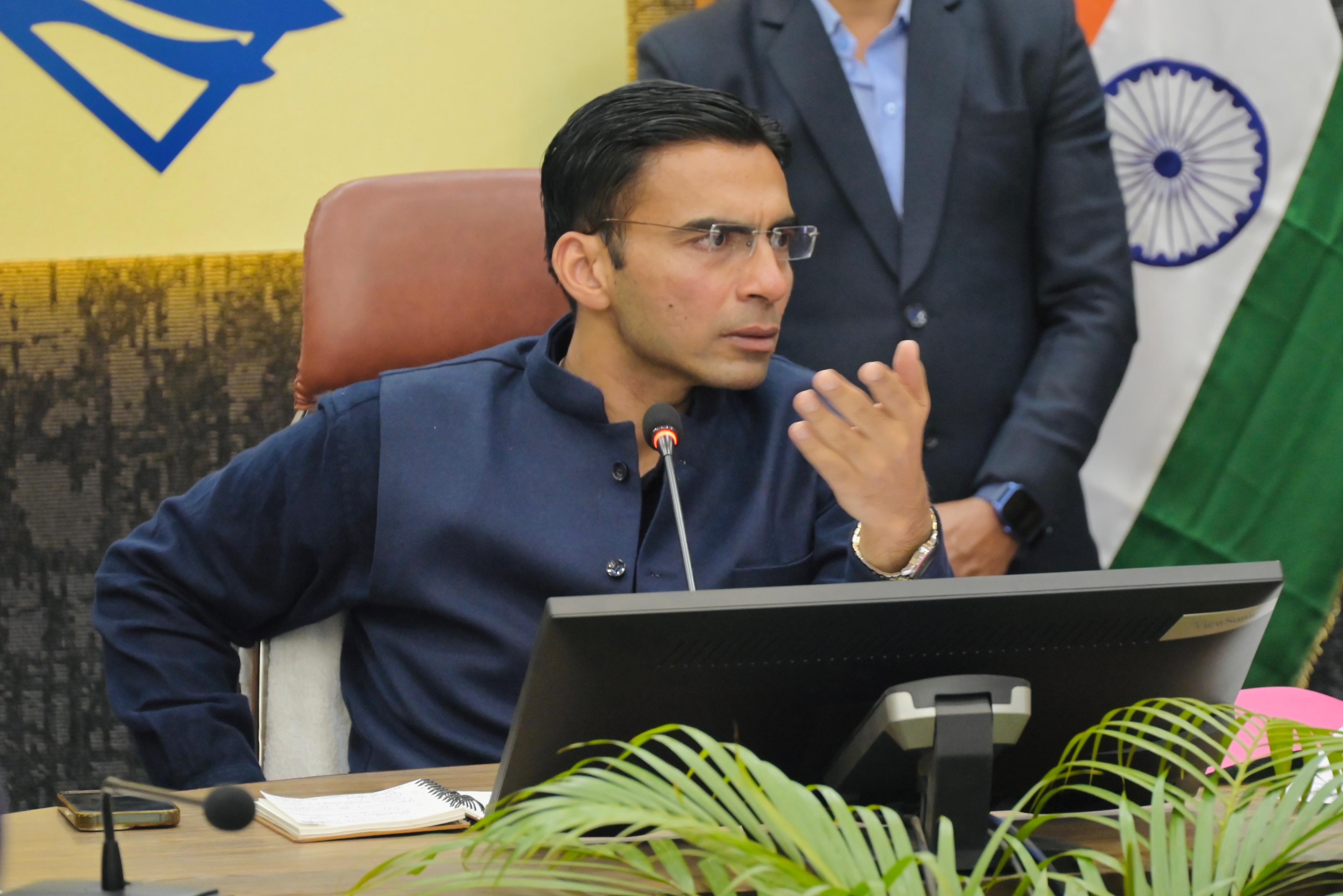 सरकार के 4 वर्ष पूर्ण होने के उपलक्ष्य में राजधानी देहरादून से प्रदेश को सीएम करेंगे संबोधित, डीएम ने अधिकारियों की ली बैठक