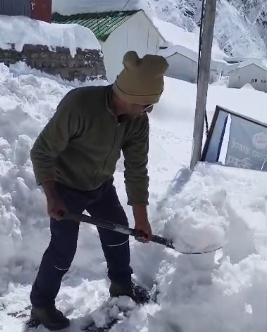 भारी बर्फबारी के बीच उत्तराखण्ड पुलिस और आईटीबीपी के जवान केदारनाथ में मुस्तैद