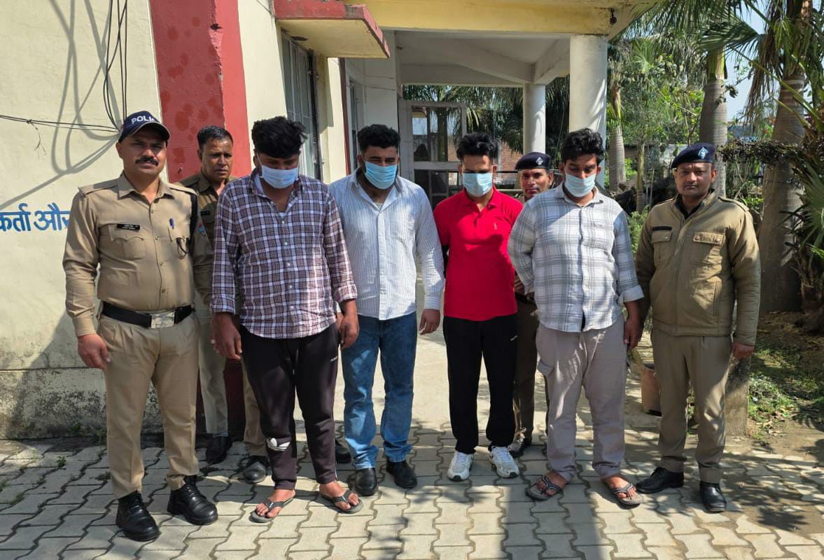 खुलेआम सड़क पर गुंडागर्दी करते, युवक से मारपीट करते 4 गिरफ्तार