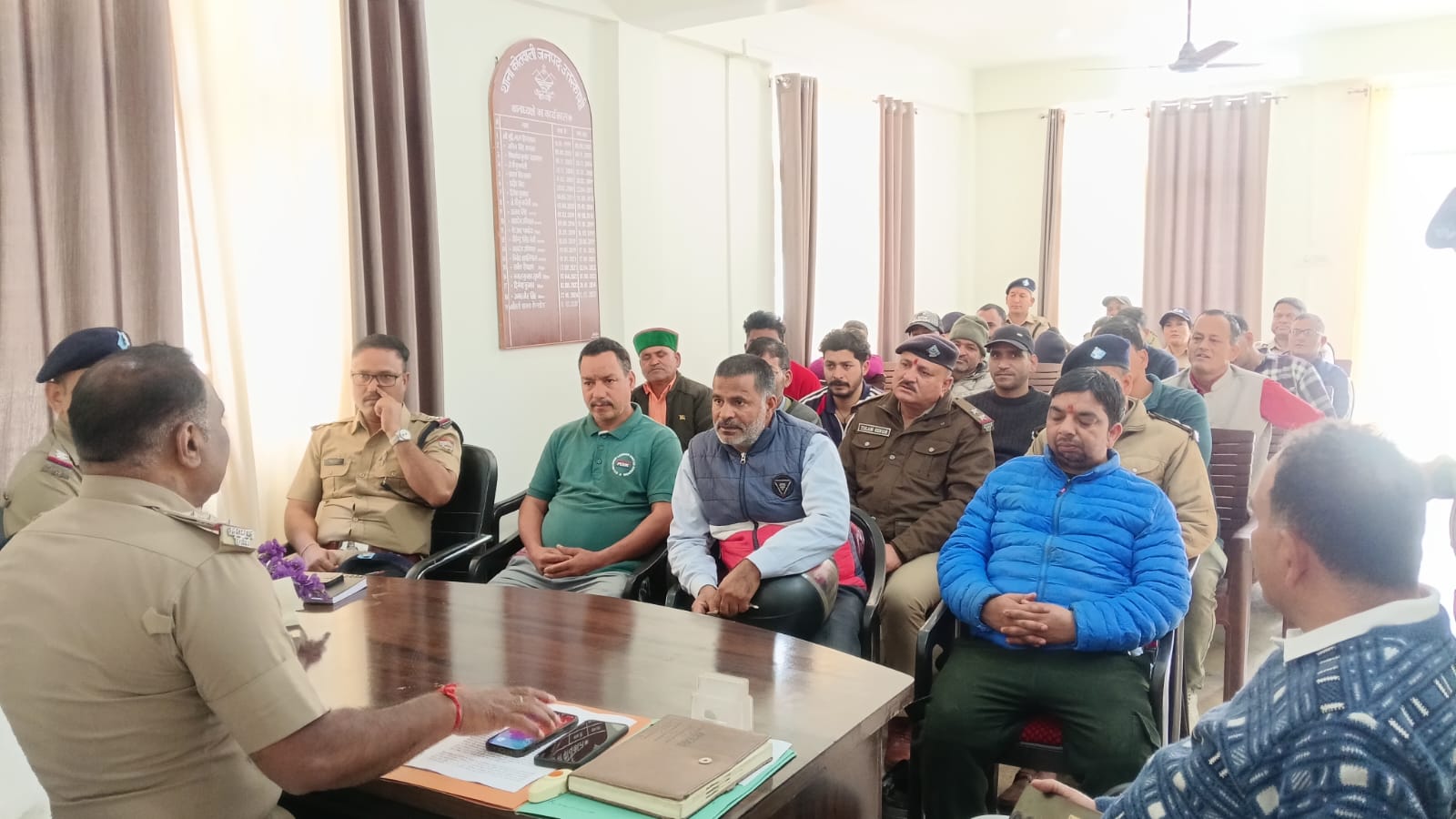 चारधाम यात्रा 2026 को लेकर उत्तरकाशी पुलिस सतर्क, होटल-रेस्टोरेंट संचालकों संग अहम बैठक