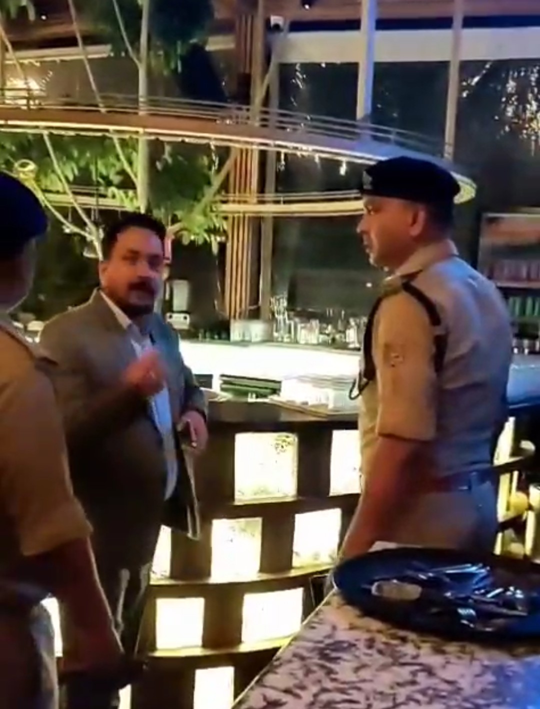 पुलिस कप्तान हुए सख्त, नियमो के विरुद्ध देर रात संचालित हो रहे पब, बार के विरुद्ध कार्यवाही