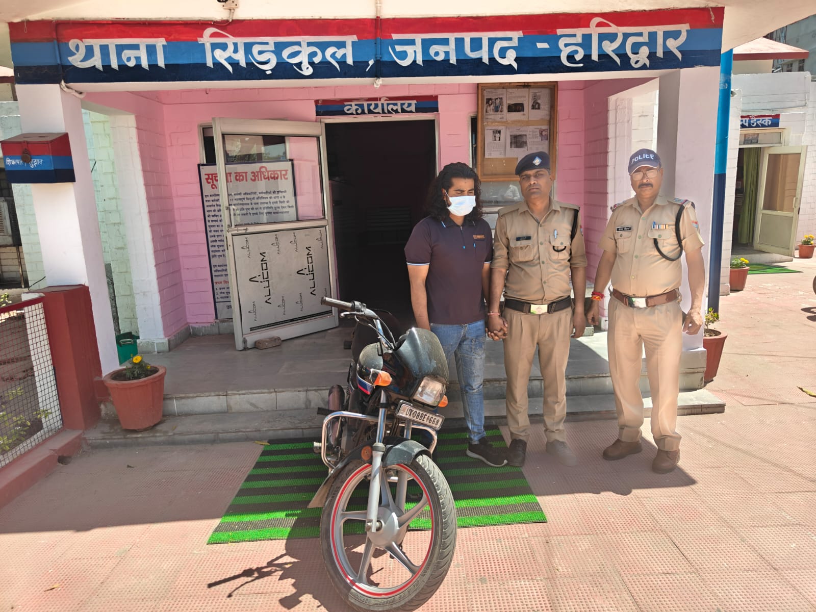 महिला के कान से कुंडल झपटने वाला गिरफ्तार