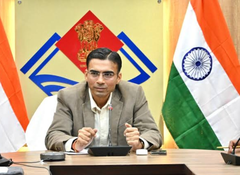 वकीलों के तबादले की मांग के साथ डीएम सविन बंसल की सकारात्मक छवि मजबूत हो रही