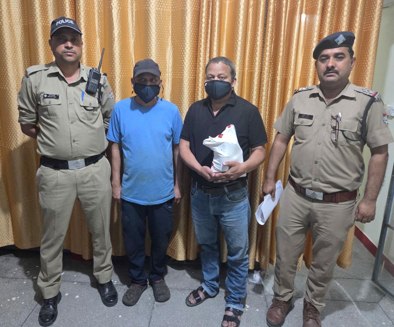 रेस्टोरेंट में लोगो को पिला रहा थे शराब, 2 रेस्टोरेंट संचालक और 18 शराब पीने वाले गिरफ्तार