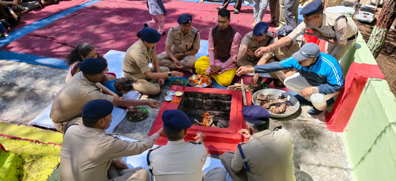 भैरव बाबा मंदिर में टिहरी पुलिस का भव्य भंडारा, एसएसपी  संग दिखी एकता और सेवा भावना