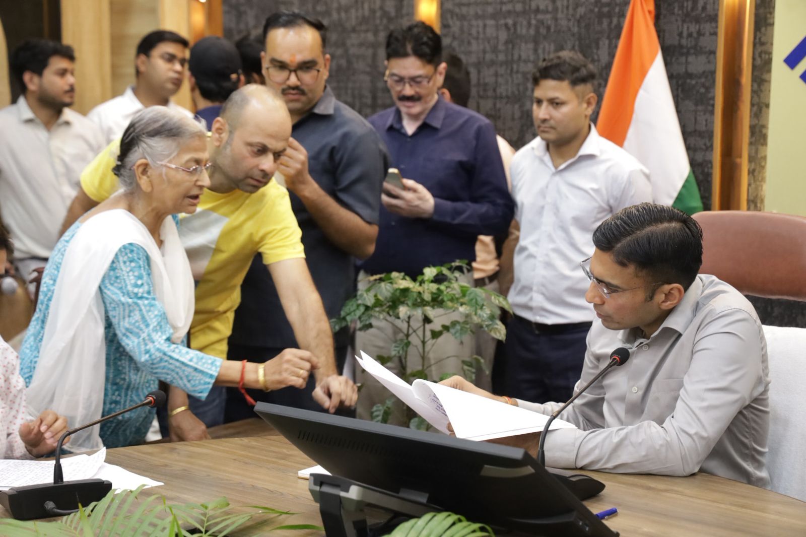 82 वर्षीय बुजुर्ग का पानी का बिल किया माफ,  न्याय को भटकती मृतक बेटे की माँ को डीएम ने दिलाया इंसाफ